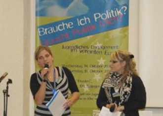 Zwei junge Mädchen stehen auf der Bühne